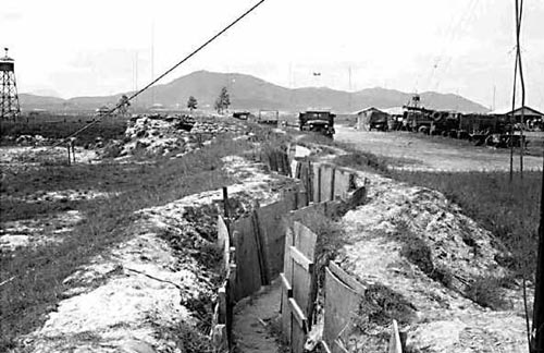 1967_12_Phu_Bai_trench_line